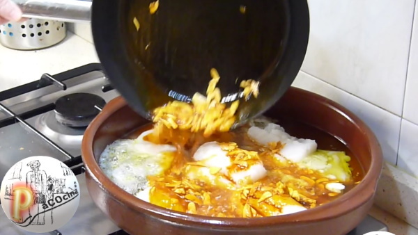 Bacalao al ajo arriero incorporar ajos y pimentón Bacalao al ajo arriero incorporar ajos y pimentón