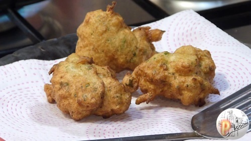 Escurrir buñuelos de bacalao Escurrir buñuelos de bacalao