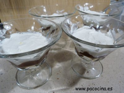 Copa de nata y chocolate capa de nata Copa de nata y chocolate capa de nata