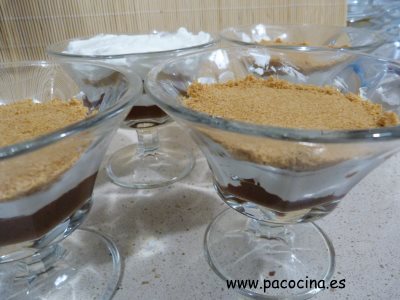 Copa de nata y chocolate capa de galleta molida Copa de nata y chocolate capa de galleta molida