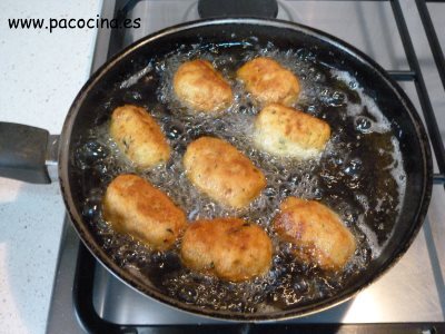 Croquetas de jamón y pollo friendo Croquetas de jamón y pollo friendo
