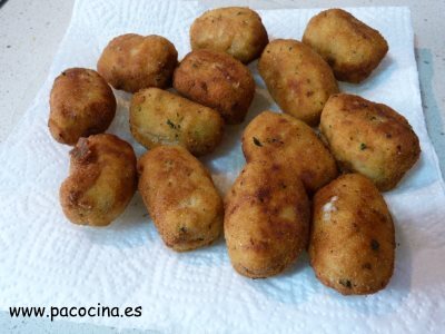 Croquetas de jamón y pollo secando Croquetas de jamón y pollo secando
