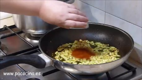 Espaguetis al pimentón de la Vera, añadir pimentón Espaguetis al pimentón de la Vera, añadir pimentón