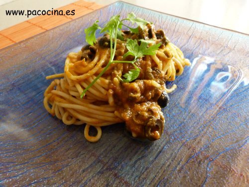 Espaguetis en salsa putanesca Espaguetis en salsa putanesca