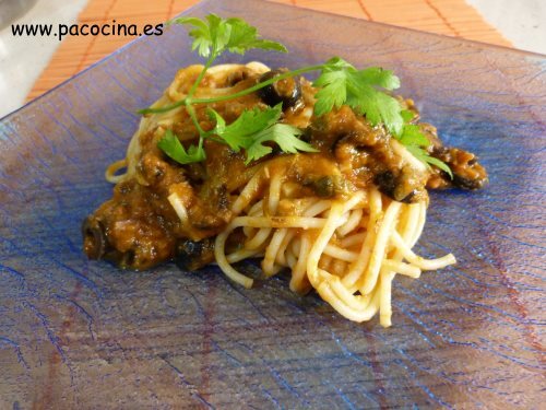 Espaguetis en salsa putanesca Espaguetis en salsa putanesca