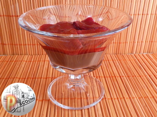 Copa con chocolate y fresas asadas Copa con chocolate y fresas asadas