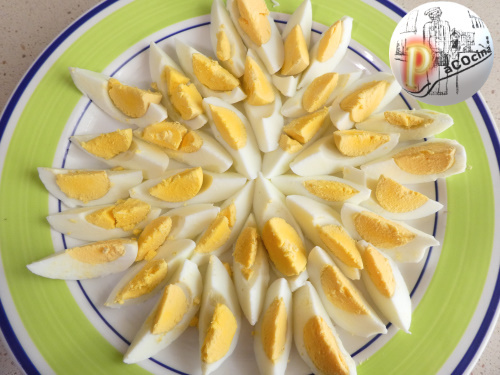 Huevos en cóctel de langostinos, huevos cortados Huevos en cóctel de langostinos, huevos cortados