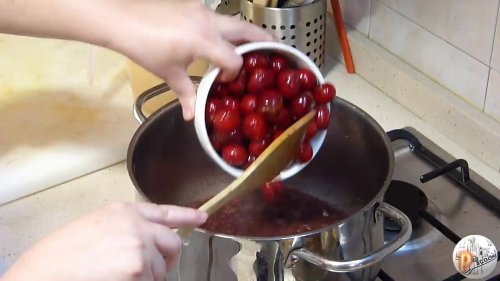 Jamoncitos pollo salsa cerezas agregar cerezas Jamoncitos pollo salsa cerezas agregar cerezas