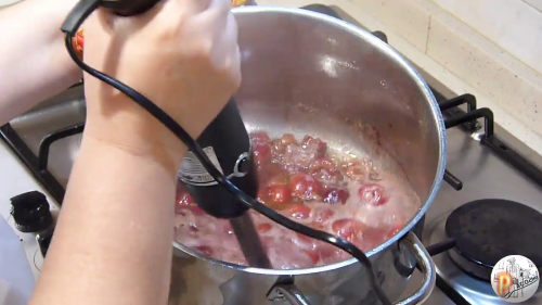 Jamoncitos pollo salsa cerezas triturar Jamoncitos pollo salsa cerezas triturar