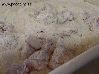 Pollo en salsa de choc enharinar polloolate a la menta Pollo en salsa de chocolate a la menta enharinar pollo