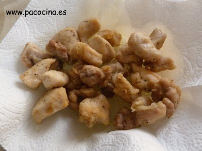 Pollo en salsa de chocolate a la menta pollo frito Pollo en salsa de chocolate a la menta pollo frito