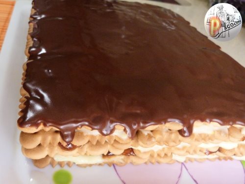 Tarta de galletas, crema, mermelada y chocolate. Capa chocolate Tarta de galletas, crema, mermelada y chocolate. Capa chocolate