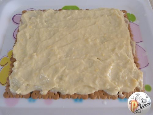Tarta de galletas, crema, mermelada y chocolate. Capa crema Tarta de galletas, crema, mermelada y chocolate. Capa crema