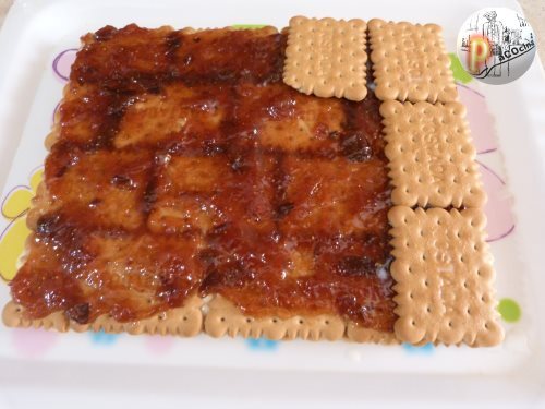 Tarta de galletas, crema, mermelada y chocolate. Capa mermelada Tarta de galletas, crema, mermelada y chocolate. Capa mermelada