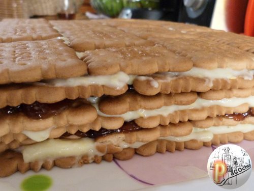 Tarta de galletas, crema, mermelada y chocolate. Capas Tarta de galletas, crema, mermelada y chocolate Tarta de galletas, crema, mermelada y chocolate. Capas