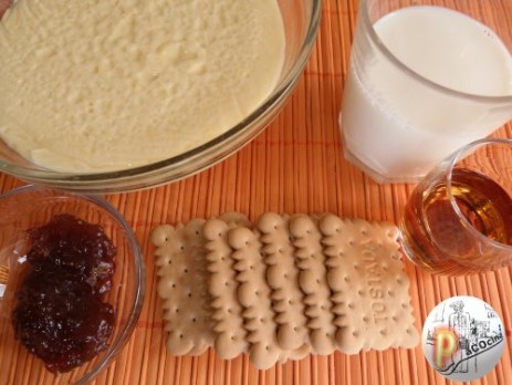 Tarta de galletas, crema, mermelada y chocolate. Ingredientes Tarta de galletas, crema, mermelada y chocolate. Ingredientes