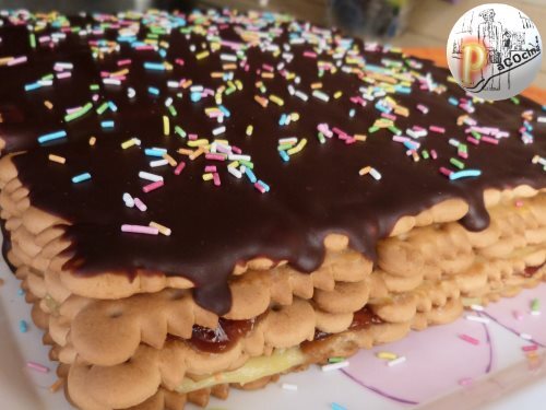 Tarta de galletas, crema, mermelada y chocolate Tarta de galletas, crema, mermelada y chocolate
