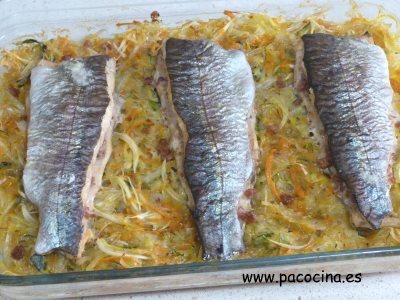 Trucha rellena de jamón en cama de verduras Trucha rellena de jamón en cama de verduras