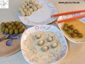 Aceitunas rellanas fritas empanando Aceitunas rellanas fritas empanando