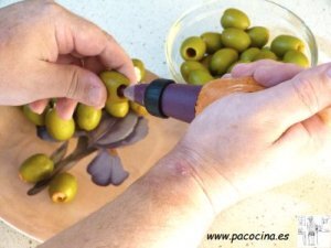 Aceitunas rellanas fritas rellenando Aceitunas rellanas fritas rellenando