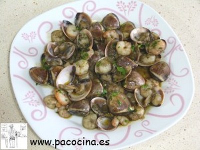 Almejas y gambas en salsa Almejas y gambas en salsa