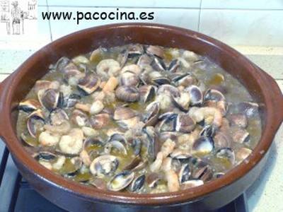 Almejas y gambas en salsa Almejas y gambas en salsa