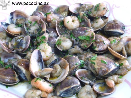 Almejas y gambas en salsa Almejas y gambas en salsa