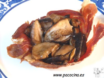Boletus en barquita de jamón con queso de torta