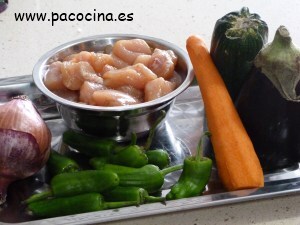 Brocheta de pollo con salsa aromática Brocheta de pollo con salsa aromática