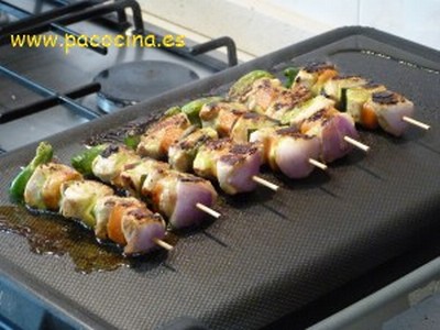 Brocheta de pollo con salsa aromática Brocheta de pollo con salsa aromática