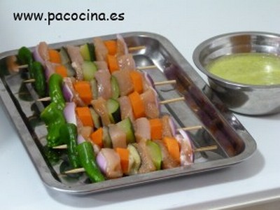 Brocheta de pollo con salsa aromática Brocheta de pollo con salsa aromática