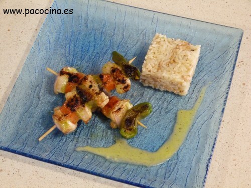 Brocheta de pollo con verduras y salsa aromática Brocheta de pollo con verduras y salsa aromática