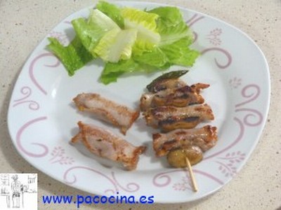 Brocheta de lomo de cerdo relleno de champiñones y espárragos Brocheta de lomo de cerdo relleno de champiñones y espárragos