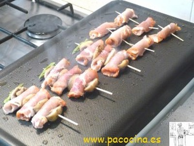 Brocheta de lomo de cerdo relleno de champiñones y espárragos Brocheta de lomo de cerdo relleno de champiñones y espárragos