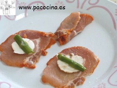 Brocheta de lomo de cerdo relleno de champiñones y espárragos Brocheta de lomo de cerdo relleno de champiñones y espárragos