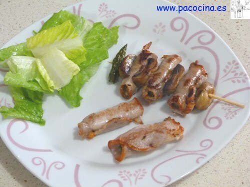 Brocheta de lomo de cerdo relleno de champiñones y espárragos Brocheta de lomo de cerdo relleno de champiñones y espárragos
