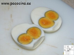 Huevo cocido de dos yemas Huevo cocido de dos yemas