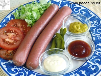 Perrito caliente en plato Perrito caliente en plato