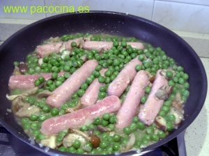 Salchichas con guisantes y setas Salchichas con guisantes y setas