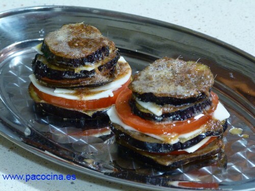 Torre de berejenas con salsa de anchoas Torre de berejenas con salsa de anchoas